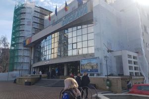 Peste 250 de angajaţi ai Primăriei Suceava şi primarul Ion Lungu sunt în izolare, după ce ...