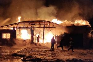 Gospodărie cuprinsă de flăcări luni seara, în satul Buda din comuna Zvoriştea