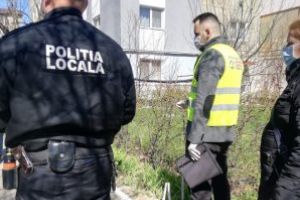 Baia Mare: Oamenii strazii sunt dusi la adapost de politistii locali si asistentii sociali (FOTO)