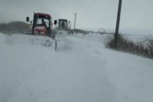 Două drumuri naţionale şi 18 drumuri judeţene, închise din cauza viscolului şi a ninsorii