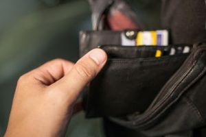 Un bărbat din Simeria a furat dintr-un birou al unei societăţi comerciale un portmoneu