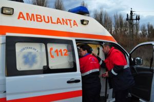 Femeie accidentată de un autoturism, într-o parcare din comuna Mugeni