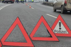 Accident în Beiuş, între un Nissan şi Mercedes. O persoană a fost transportată la spital