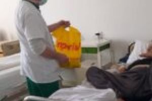 Produsele de igienă au ajuns la oamenii fără posibilităţi materiale internaţi la spitalul din Moldova Nouă