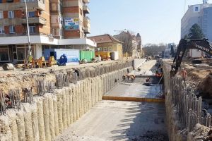 Pasajul subteran din Bulevardul Magheru este realizat în proporţie de 65%. Au fost aduse o parte din grinzile care-l vor acoperi (FOTO)