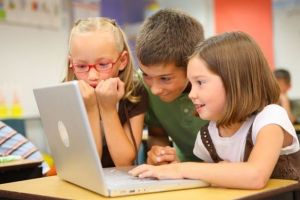 Elevi, părinţi şi porvesori, vor vouchere electronice pentru educaţie digitală