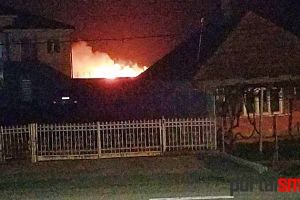 FOTO. Incendiu la ieşirea din municipiul Satu Mare! Două autospeciale ISU la faţa locului