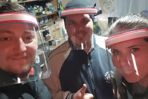 350 de măşti confecţionate de tănărul hunedorean Maier Raul, împreună cu familia acestuia şi un prieten, donate într-o singură zi
