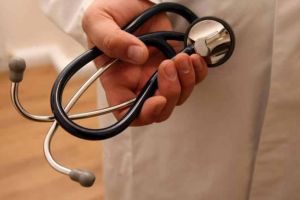 CNAS: Medicii curanţi vor decide care vor fi cazurile pentru care se continuă tratamentele şi investigaţiile