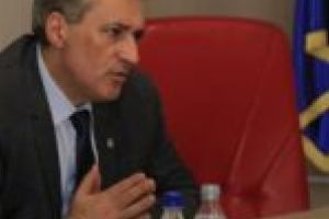 Vela, trimis la sacrificiu de Iohannis şi Orban! Nu poate fi liderul ţării, e o bătaie de joc!