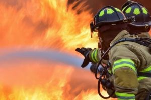 Incendiu VIOLENT în Câmpina: Arde un buncăr de rumeguş. Pompierii sunt în alertă