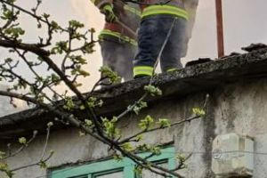 Pompierii au avut de traversat un parau: Judetul Tulcea. Incendiu la o locuinta. Vezi unde s-a intamplat 