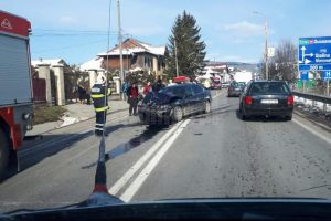 Trei victime, din care una încarcerată, în urma coliziunii dintre două autoturisme, la Gura ...