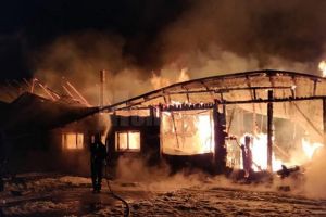 Un incendiu a cuprins un atelier de tâmplărie şi anexele unei gospodării din comuna Zvoriştea