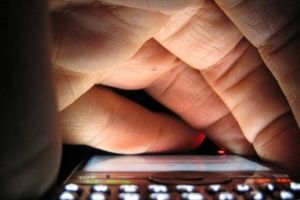 Minor din Cugir, REȚINUT pentru TÂLHĂRIE: I-a smuls din mână telefonul mobil unei femei de 61 de ani