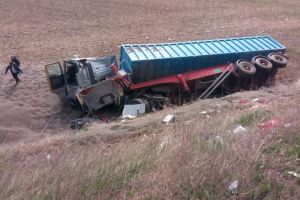 Camion cu cereale rasturnat in Nodul Rutier Drajna al autostrazii A2. Ce masuri s-au luat (galerie foto)