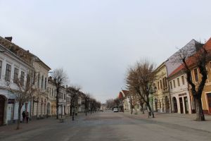 Centrul Bistriţei a devenit pustiu. Străzile, dezinfectate. În ce condiţii mai puteţi ieşi din case