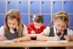 Zeci de şcoli din judeţ n-au înscris niciun elev în clasa pregătitoare – Altele abia fac faţă cererilor