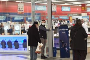 VIDEO FOTO – Marile magazine de electronice s-au redeschis la Sibiu – Vârstnicii, principalii „plimbăreţi” la Altex şi Flanco