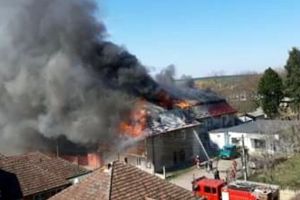 Incendiu devastator într-un bloc cu locuinţe sociale din Marghita (FOTO / VIDEO)