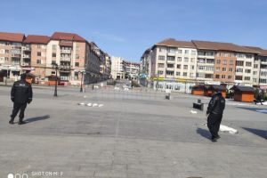 Poliţiştii din municipiul Suceava verifică om cu om în centrul oraşului
