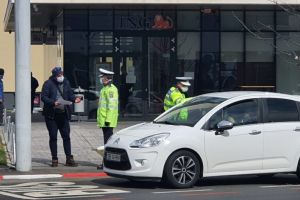 VIDEO FOTO – CORONAVIRUS – Filtre de poliţie în trafic la Sibiu – Sunt verificaţi toţi şoferii, dar şi pietonii