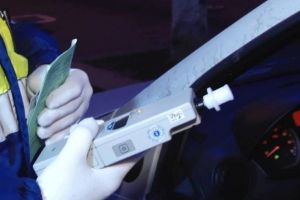 Bărbat din Topliţa, după ora 22:00, depistat de poliţişti pe drum cu 0,88 mg/l alcool pur în aerul expirat