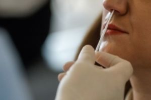 Profilul românilor diagnosticaţi cu COVID-19: cei mai mulţi au între 19 şi 50 de ani; 54% - femei