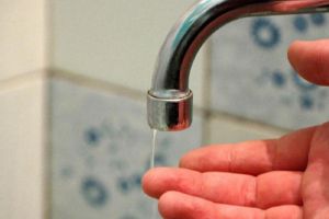 Se sistează apa pe o stradă din Miercurea Ciuc
