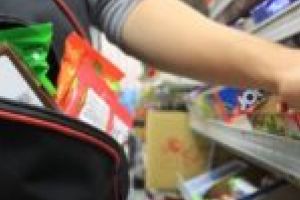 Reţinut pentru tâlhărie calificată! Un tânăr din Reşiţa l-a atacat pe agentul de pază al unui magazin