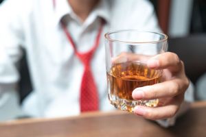 Dependenţa de alcool – Când să ne îngrijorăm şi cum o putem preveni