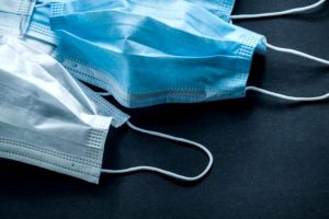 Tânăr sătmărean, ,,afacere” cu măşti chirurgicale pe internet. Prins de poliţişti