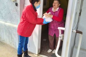 Caritas Eparhial le duce mâncare caldă acasă celor care, până de curând, îşi primeau hrana la cantina socială (FOTO)