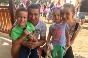 Gest SENZAȚIONAL al unei familii din Alba care pune la dispoziţia cadrelor medicale un apartament şi maşina, ca sprijin în lupta împotriva COVID-19
