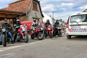 Voluntari pe motociclete: Jandarmi, poliţişti şi frontierişti din Oradea vor livra la domiciliu medicamente pentru copii, bătrâni şi urgenţe medicale