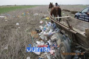 FOTO: Au descărcat gunoiul în mijlocul câmpului! Poliţiştii locali i-au amendat cu câte 2.000 de lei