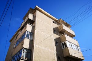 Scările blocurilor din Săcele vor fi dezinfectate de joi