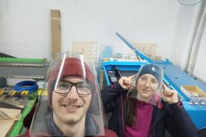VIDEO FOTO: Sibienii sprijină spitalele din judeţ – Mai mulţi voluntari fac viziere pentru medici