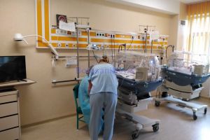 Revoltă la Botoşani pentru că maternitatea urmează să devină spital COVID. Un medic ameninţă că se leagă cu lanţurile de gard, iar sute de mămici vor să protesteze