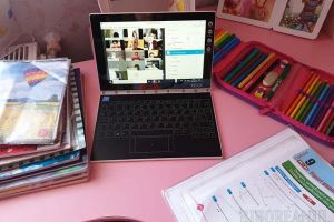 Şcoala... de acasă: Elevii orădeni izolaţi la domiciliu se bucură să facă şcoală pe tabletă sau smartphone