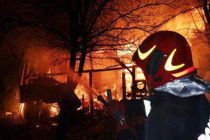 FOTO: O locuinţă din Străoane a fost mistuită de flăcări
