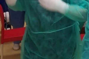 Cum isi bate joc Guvernul Orban de Romania/ Medici cu saci de gunoi în picioare, pe post de echipament de protecţie: 