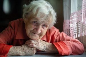 Masă caldă gratuită pentru vârstnicii din Avrig – Pensiunea Brânduşa le oferă sprijin celor fără niciun ajutor