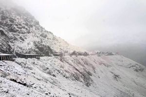 FOTO – Zăpadă de trei centimetri pe Transfăgărăşan. Se circulă în condiţii de iarnă