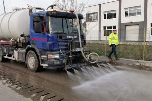 VIDEO FOTO: Străzile şi trotuarele din Șelimbăr au fost curăţate şi igienizate