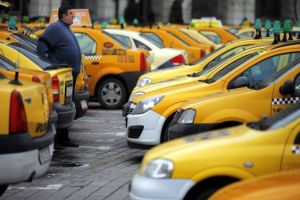 Taximetriştii oferă la Sibiu curse gratuite pentru voluntarii care duc alimente vârstnicilor