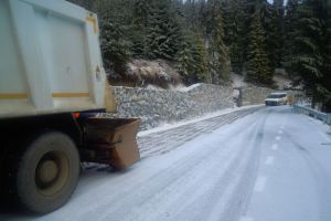 La nivelul judeţului Cluj traficul rutier se desfăşoară în condiţii specifice de iarnă. Nu există drumuri judeţene pe care traficul să fie blocat