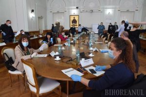 Cu măştile pe faţă: Consilierii locali din Oradea s-au întâlnit în pripă, pe repede-nainte, de teama coronavirusului (FOTO)