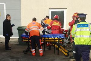 Odobeşti: Un bărbat şi-a prins picioarele sub un utilaj greu