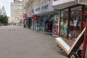 CENTRUL PITEŞTIULUI, MĂTURAT DE VÂNT ŞI TEAMA DE „CORONA”